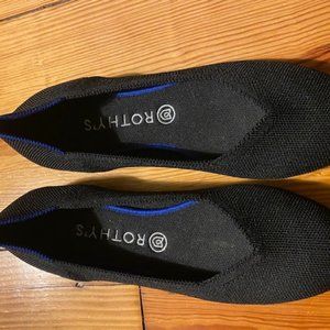 Black round toe Rothy's